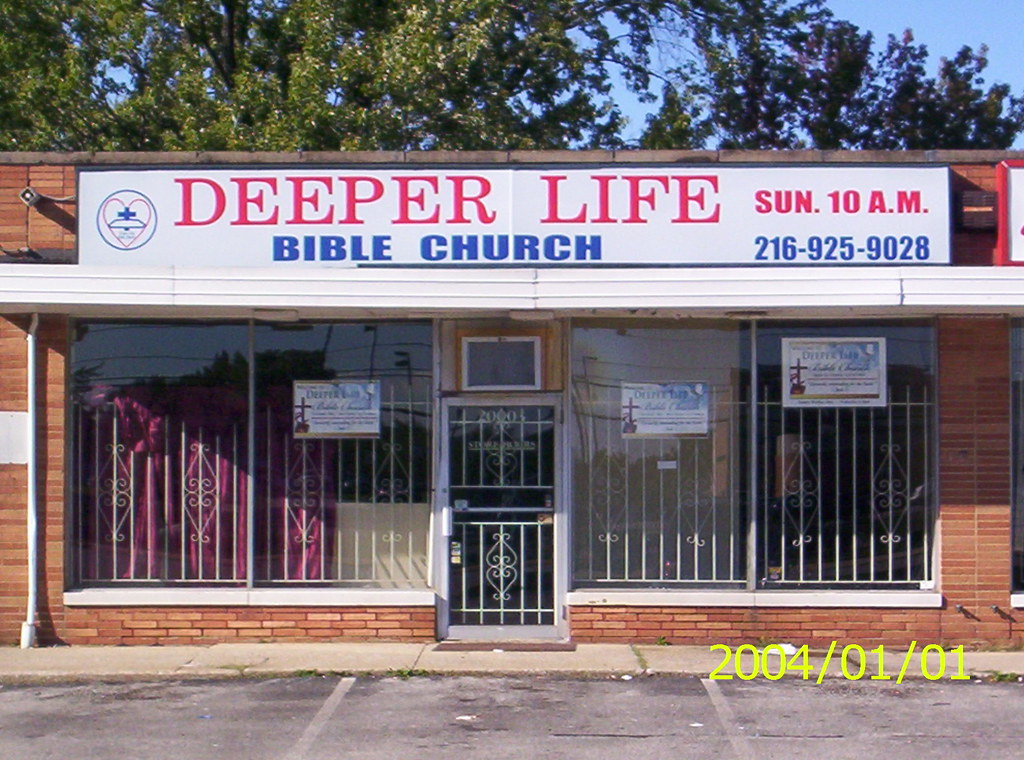 Storefront signs in Beachwood