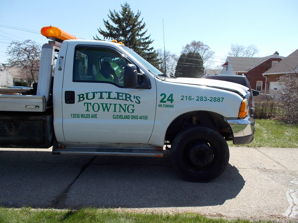 Towing signs in Bedford Heights