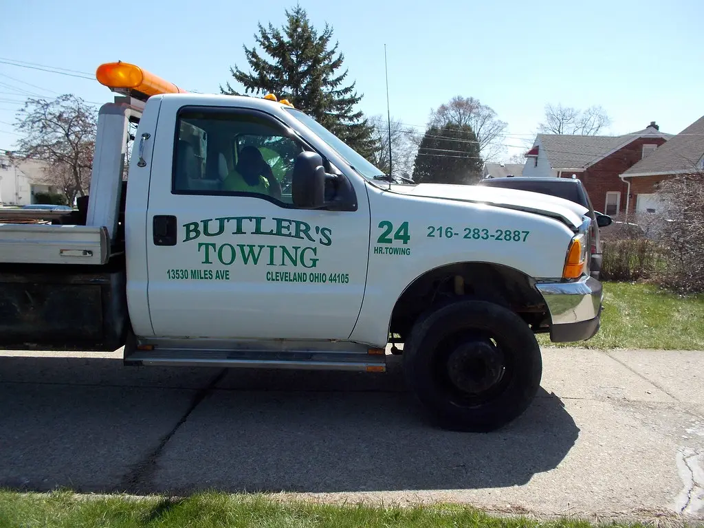 Towing signs in Bedford Heights