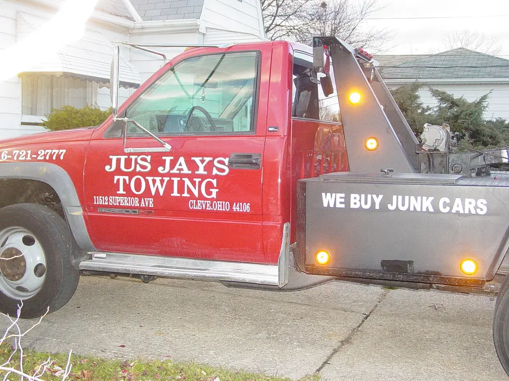 Towing signs in Solon